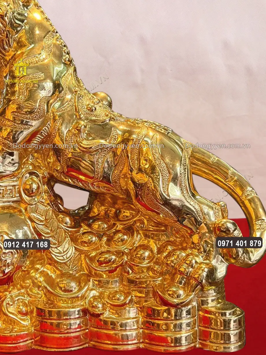 Phần đế l&agrave; chồng tiền được xếp ngay ngắn